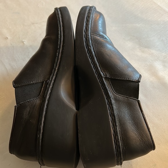 Gently used Genuine Leather Noat shoes.Size 8. - Picture 3 of 4
